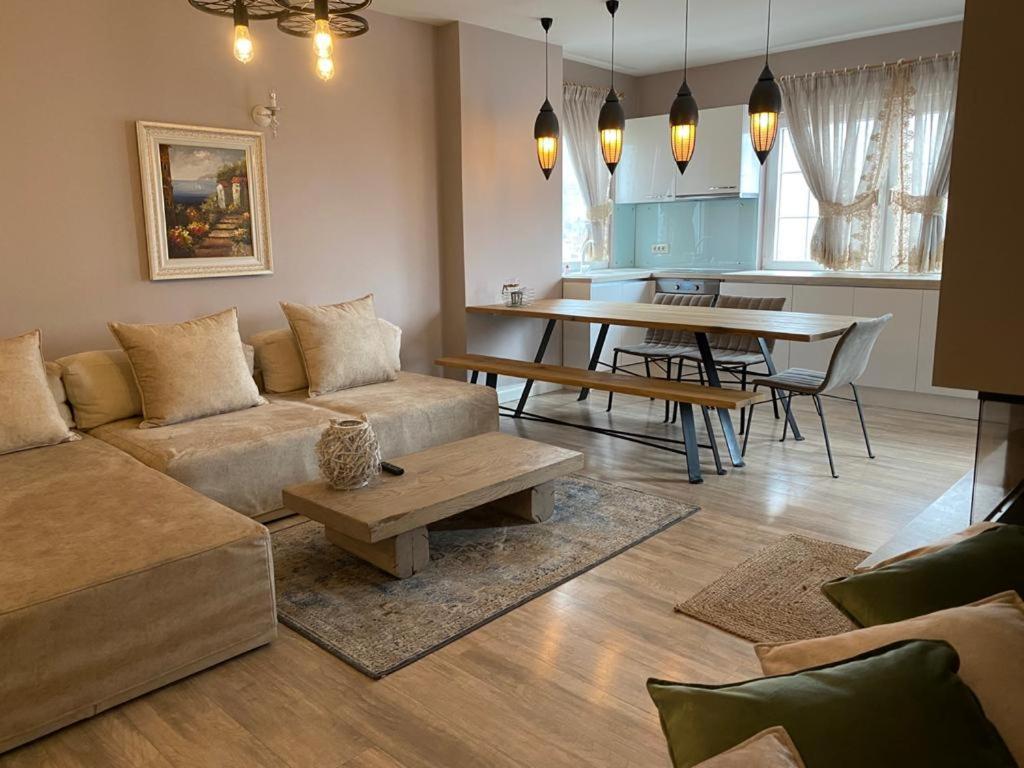 Cozy Lake Front Flat Bequeme Wohnung An Der See Pogradec Exterior photo
